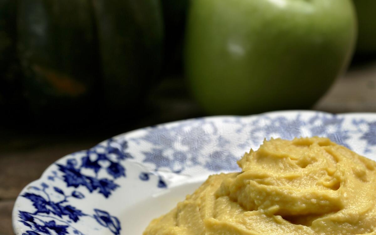 Roast winter squash puree with apple and ginger