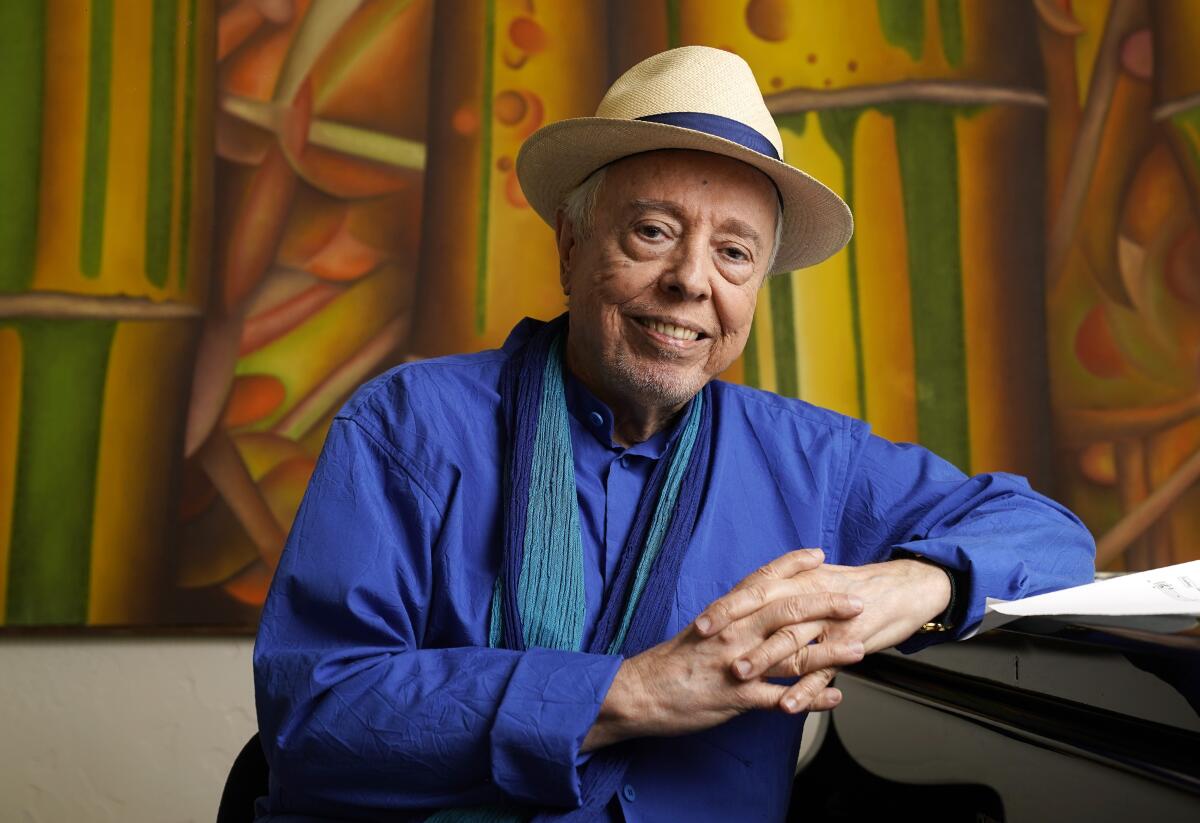 ARCHIVO - El músico brasileño Sergio Mendes posa para un retrato en su casa