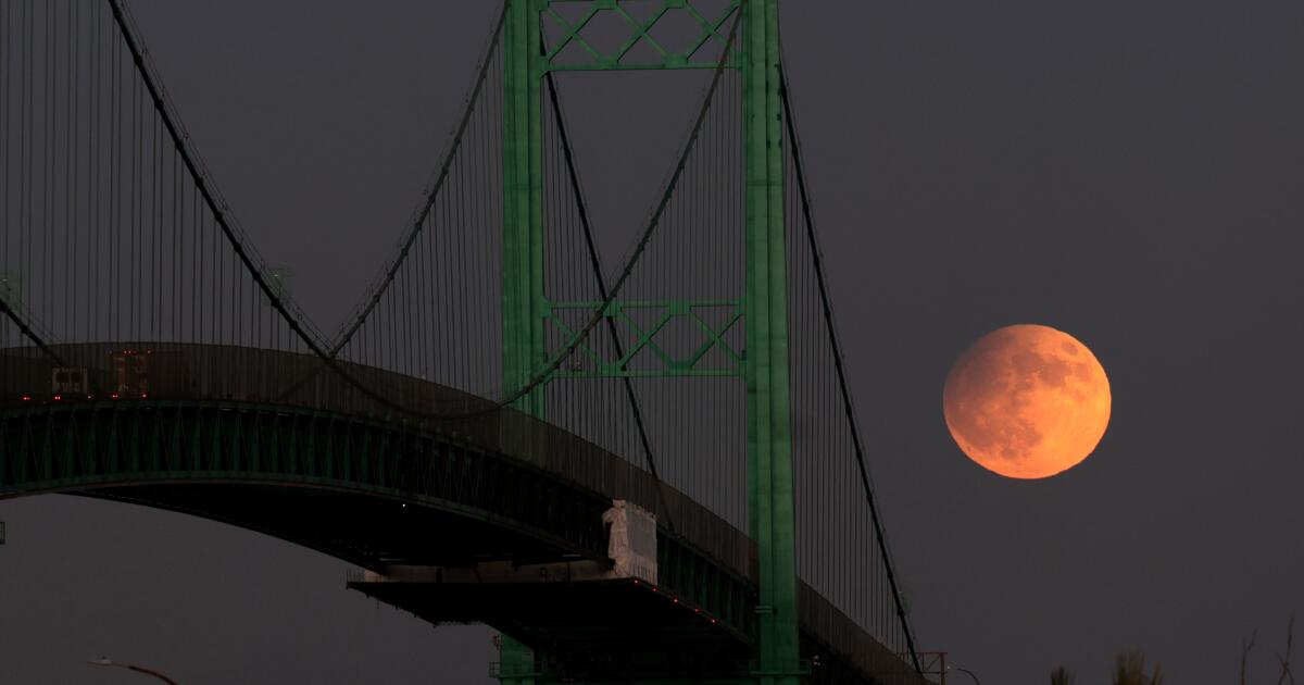 Gambar dramatis dari bulan panen raksasa dan gerhana bulan sebagian