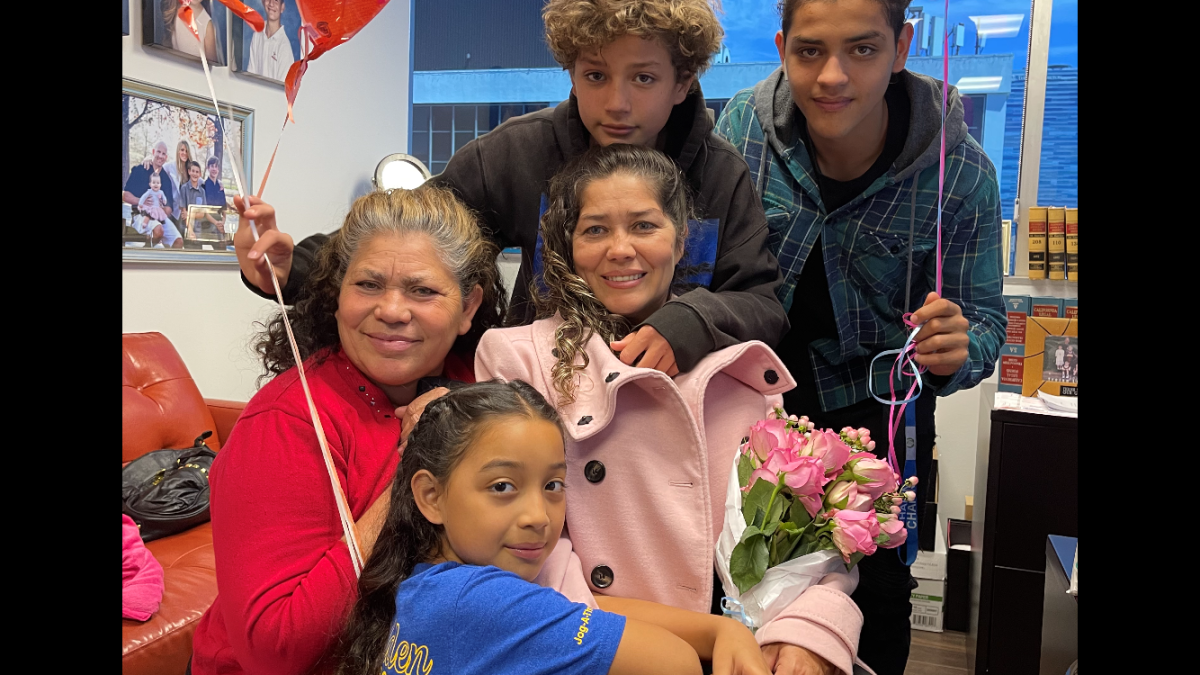 Entre globos y flores, Rosa Mejía, su hermana e hijos celebran un alto a la deportación.
