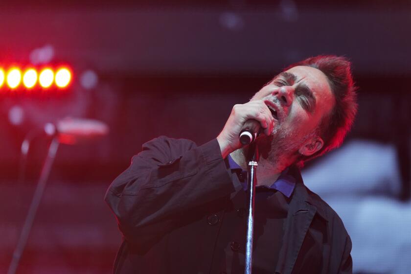 El cantante argentino Vicentico, de la banda Los Fabulosos Cadillacs, durante su concierto en la 22a edición del Festival Vive Latino en la Ciudad de México el domingo 20 de marzo de 2022. (Foto AP/Eduardo Verdugo)