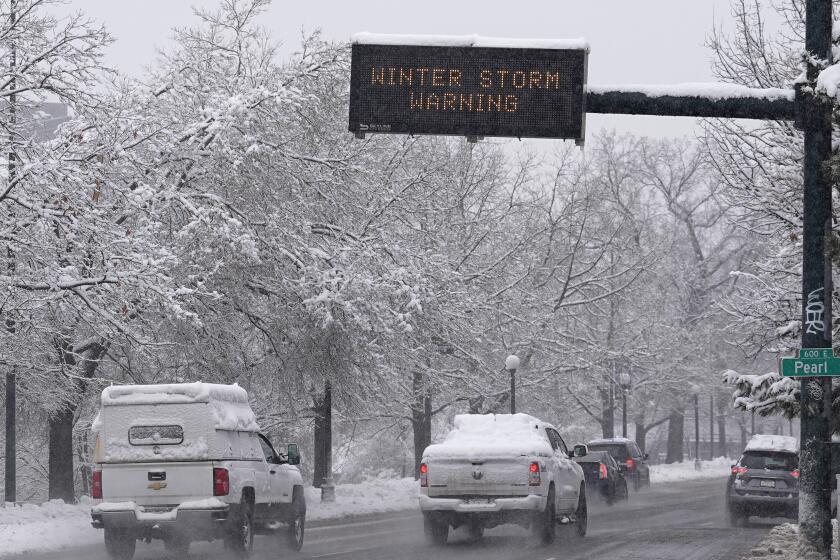 Un anuncio eléctrico advierte a los conductores sobre una tormenta invernal el jueves 14 de marzo de 2024, en Denver. (AP Foto/David Zalubowski)