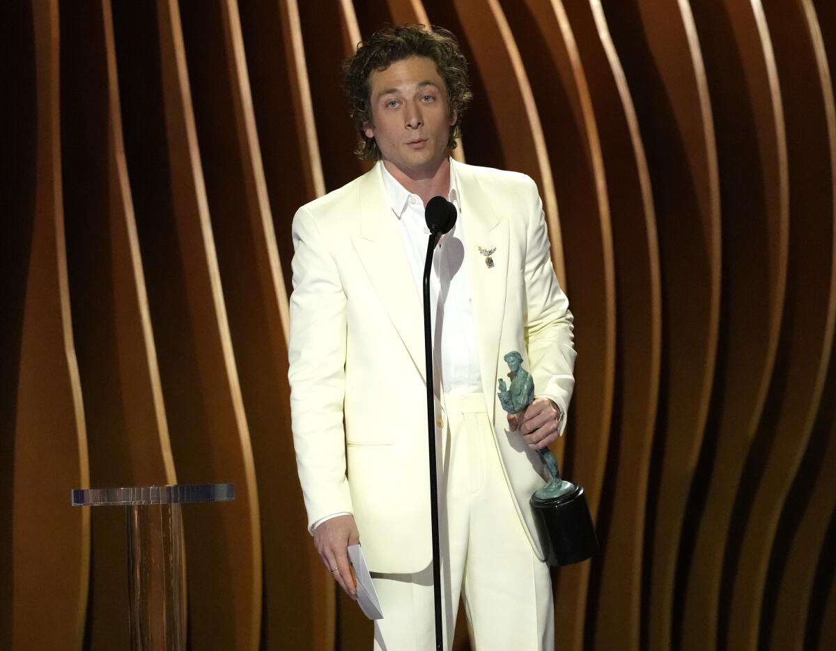 Jeremy Allen White recibe el premio a mejor actor en una serie de comedia 