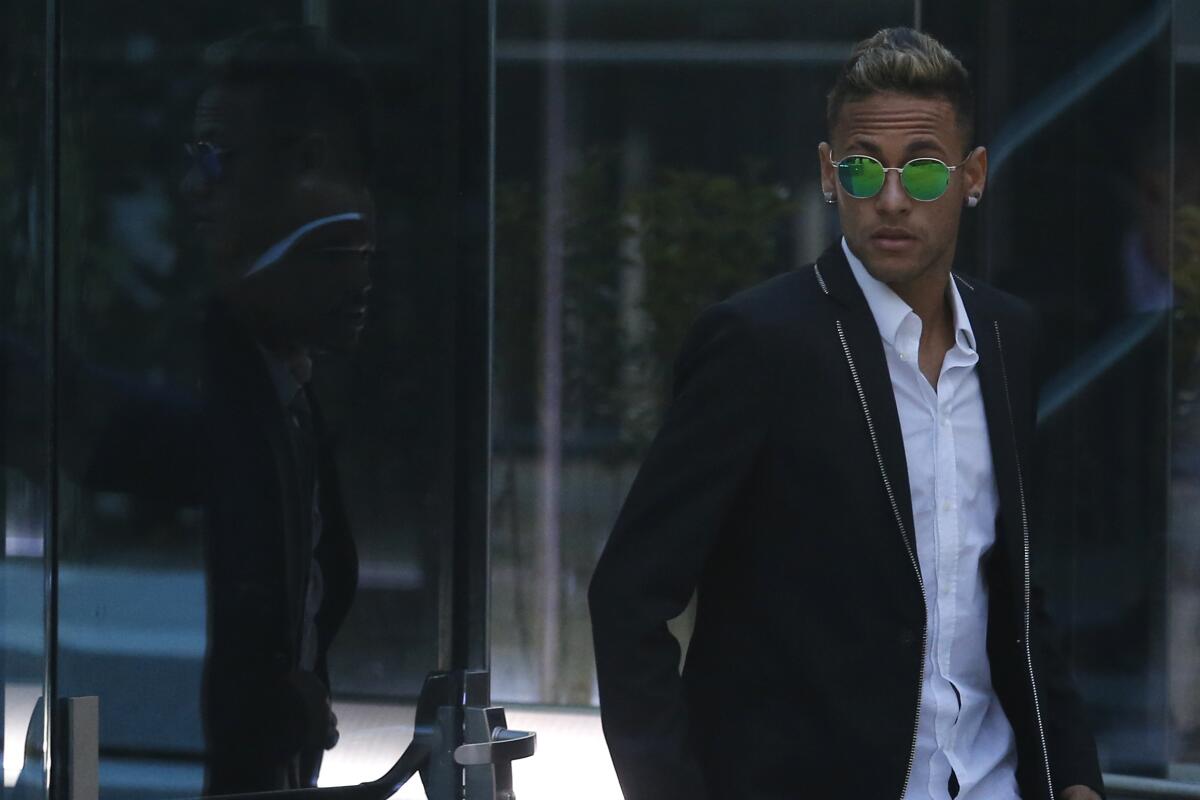 ARCHICO - El delantero brasileño Neymar se retira de un juzgado en Madrid tras una indagatoria 