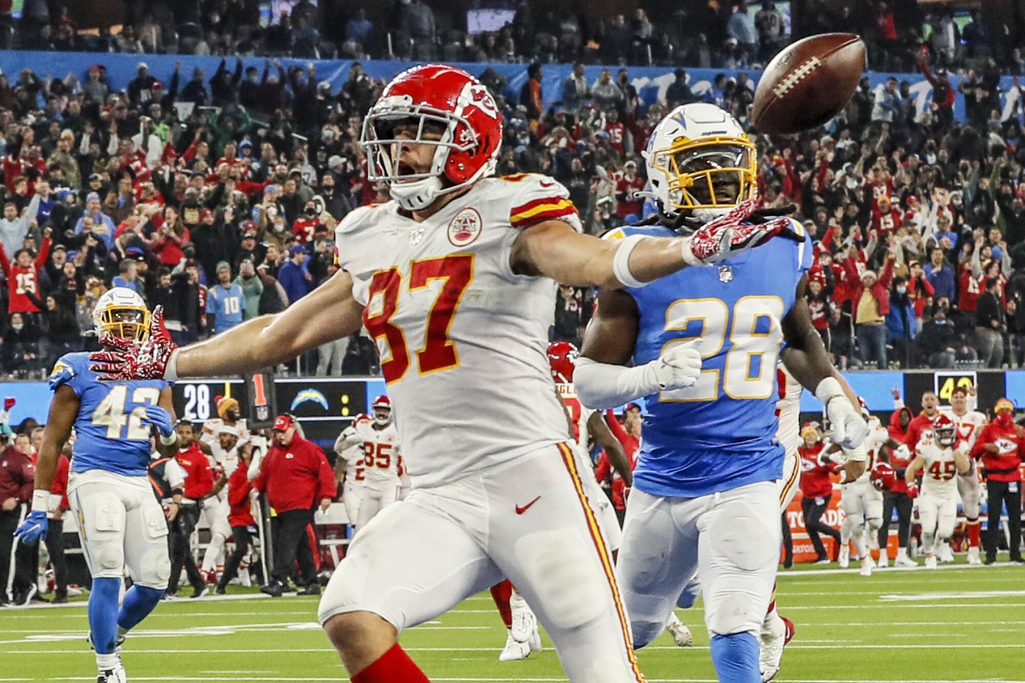 Kansas City tight end Travis Kelce scores the winning touchdown in front of Chargers cornerback Davontae Harris.