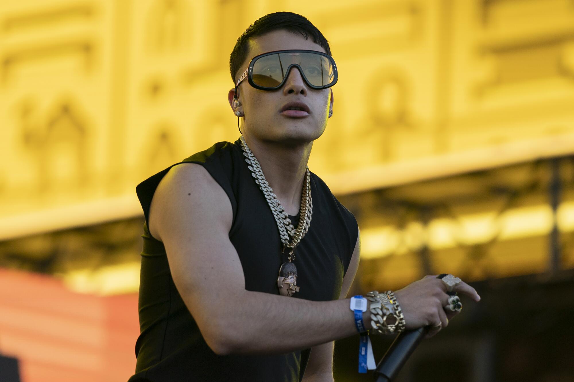 A idiosyncratic successful large mirrored sunglasses and a achromatic vessel apical onstage