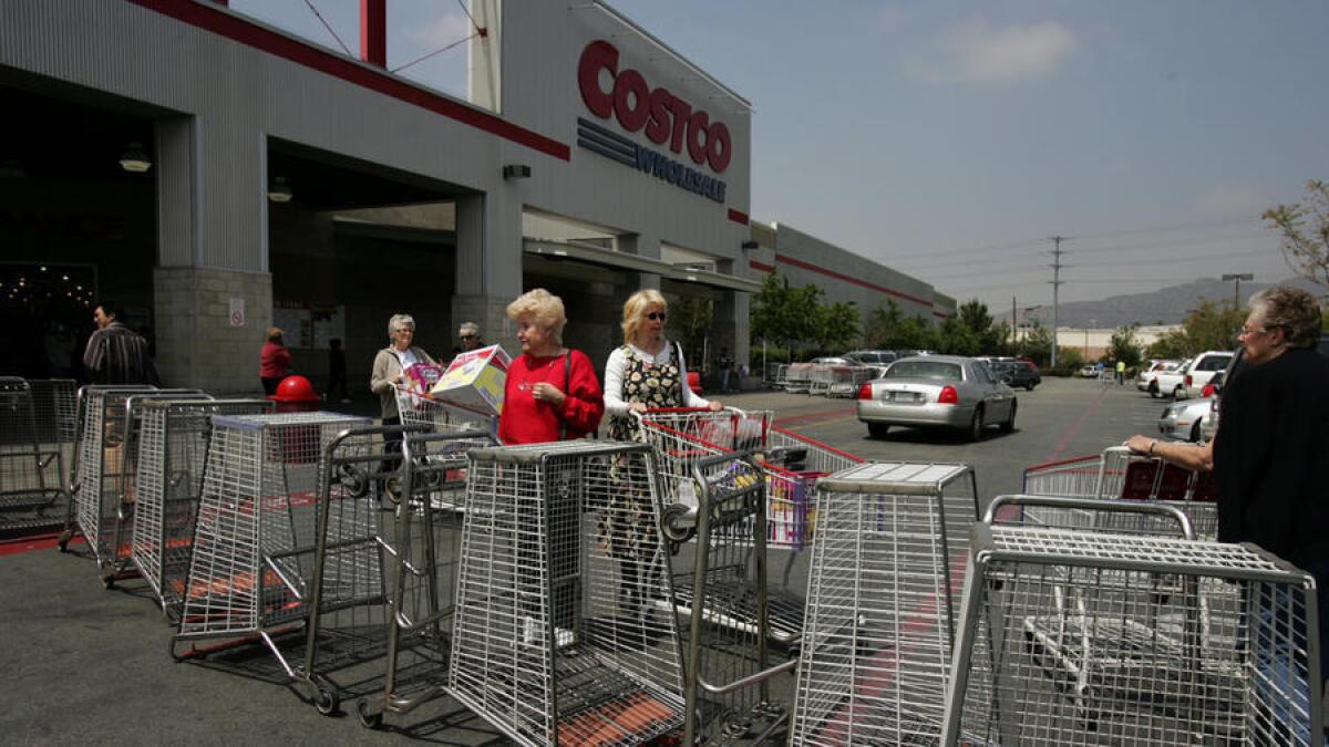 Un hombre de 78 años dice que fue golpeado en la cara en el Cotsco de Burbank por reclamar a un joven por tomar muchas muestras gratis.