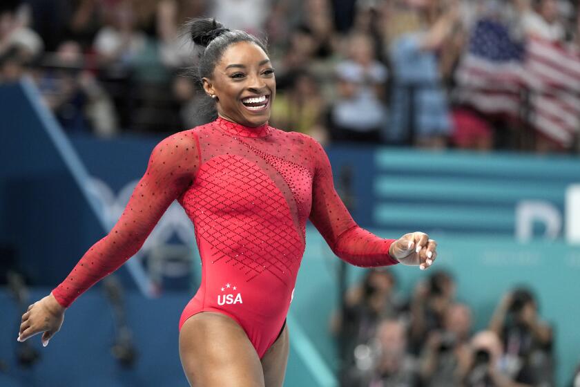 La estadounidense Simone Biles sonríe tras competir en el salto de caballo de la gimnasia artística de los Juegos Olímpicos de París, el sábado 3 de agosto de 2024. (AP Foto/Charlie Riedel)