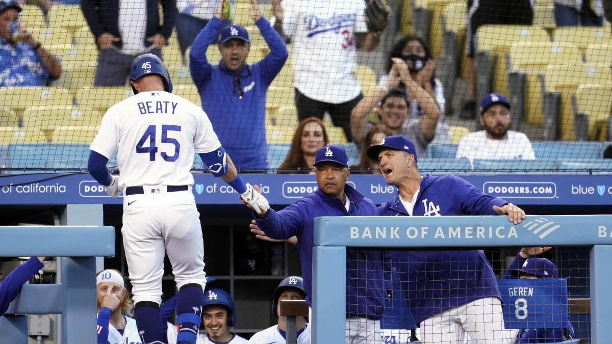 Betts, Muncy early HRs propel Bauer, Dodgers over Giants 3-2