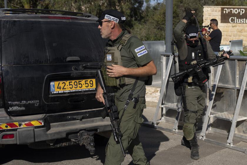 Fuerzas de seguridad israelíes patrullan una calle luego de que, según el gobierno, se disparó un dron contra la vivienda del primer ministro, Benjamin Netanyahu, en Caesarea, Israel, el 19 de octubre de 2024. (AP Foto/Ariel Schalit)