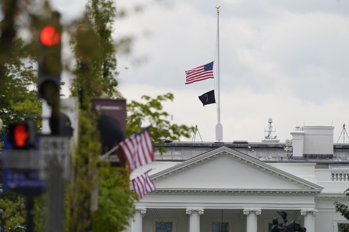 La bandera estadounidense ondea a media asta sobre la Casa Blanca, Washington, 16 de abril de 2021.
