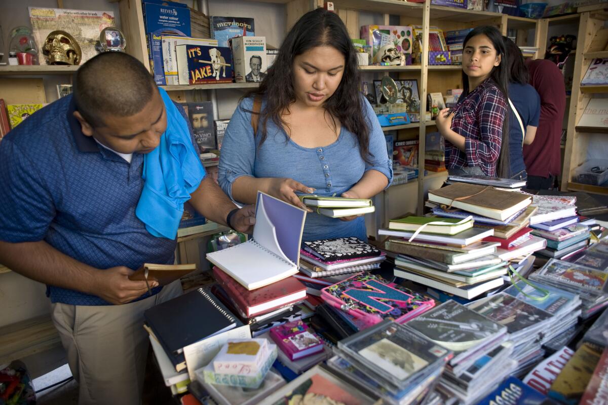 La gente busca libros en la Feria del Libro de Tijuana de 2017.