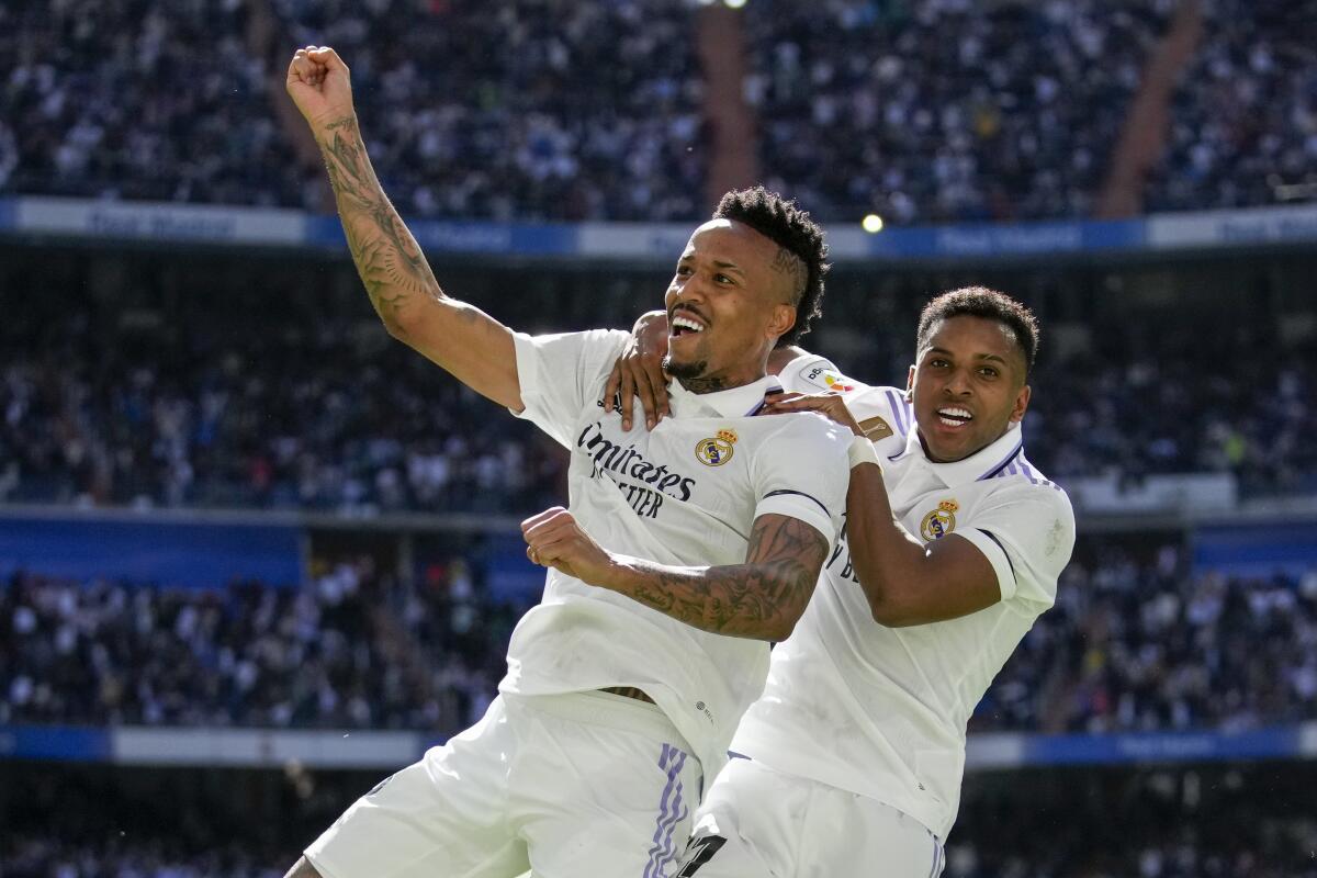 Eder Militao (izquierda) celebra con Rodrygo tras anotar el segundo gol del Real Madrid