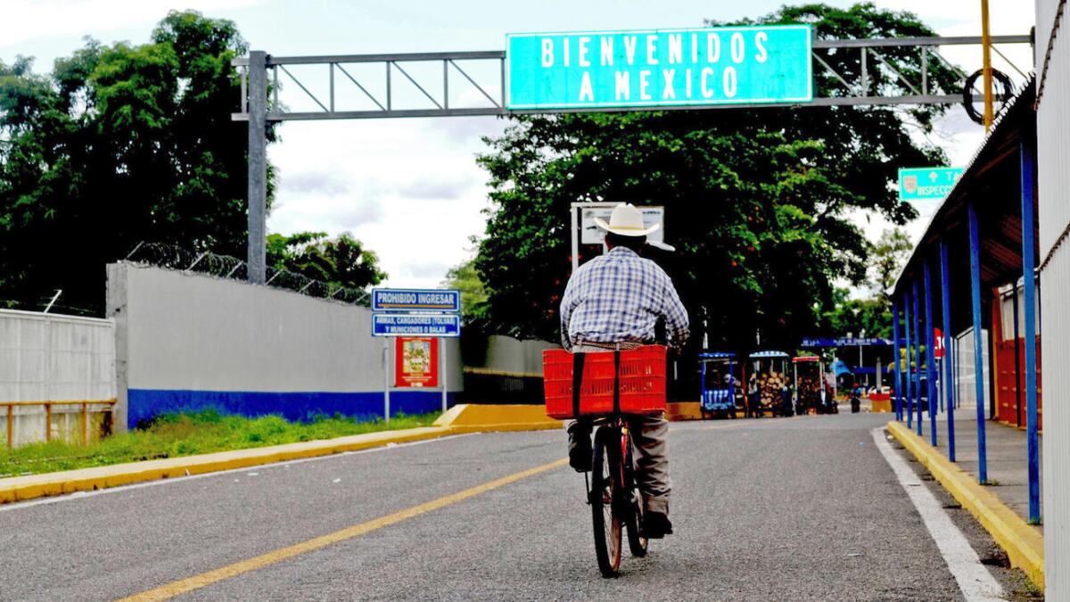 Un ciclista se aleja de Tecún Uman rumbo a Ciudad Hidalgo, en México. Organizaciones demandan el fin del Programa Frontera Sur, por las constantes violeciones de derechos humanos a los migrantes centroamericanos.