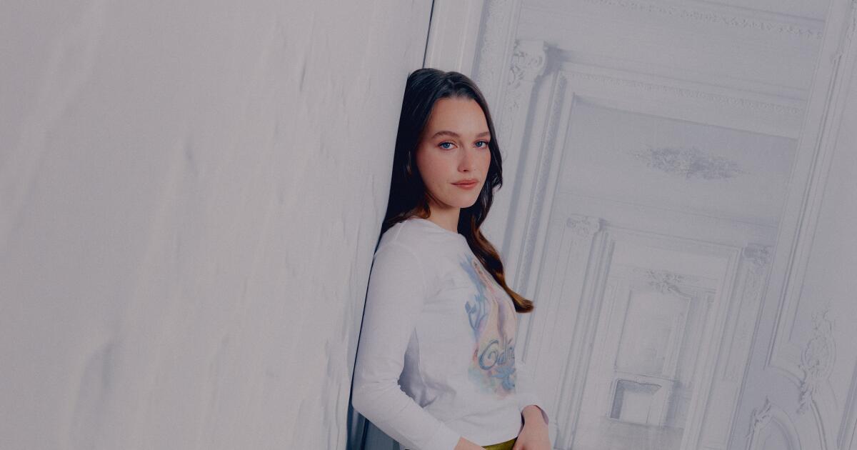 Victoria Pedretti montre ses muscles dans “Forbidden Fruits”