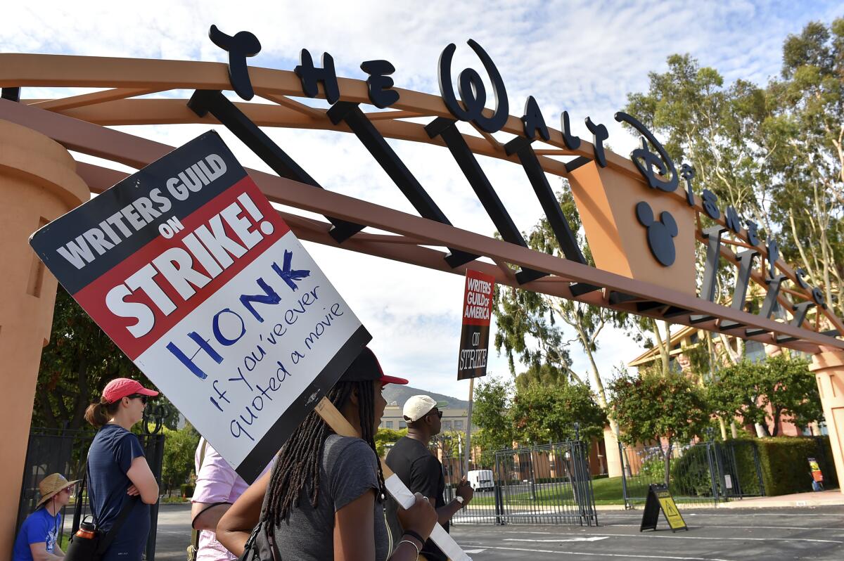 Manifestantes con carteles fuera de los estudios de Disney el lunes 17 de julio de 2023