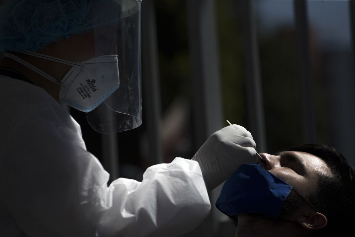 Un trabajador de salud realiza una prueba de coronavirus a una persona en Bogotá, el jueves 5 de enero de 2021.