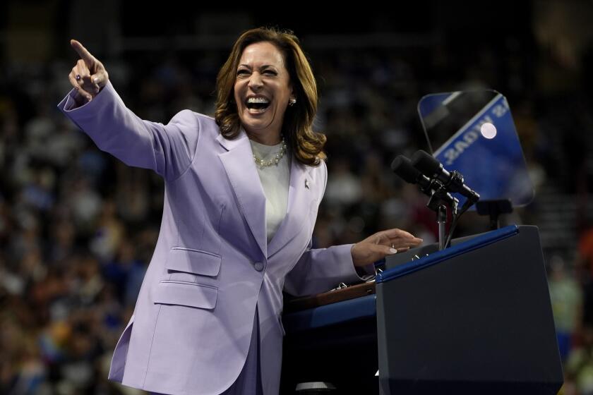 La nominada presidencial demócrata y vicepresidenta, Kamala Harris, habla en un mitin de campaña el sábado 10 de agosto de 2024, en Las Vegas. (AP Foto/Julia Nikhinson)