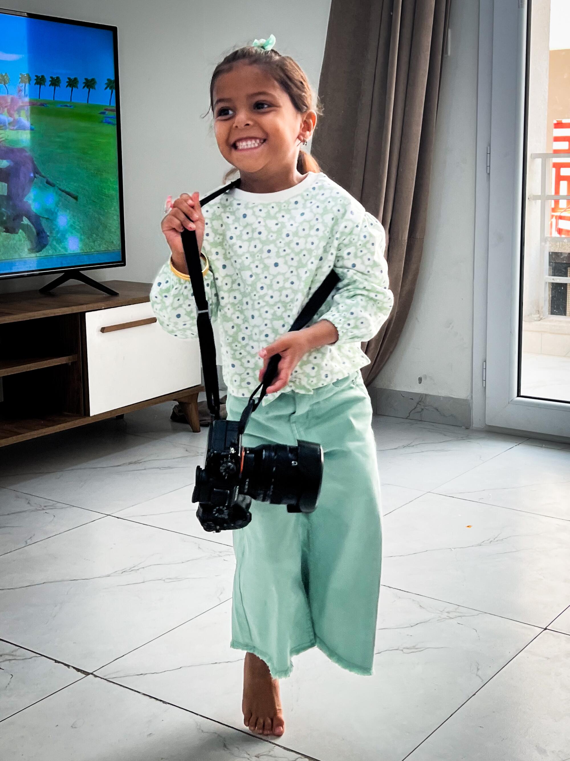 5 岁的法特玛·纳布汉 (Fatma Nabhan) 正在玩相机。 