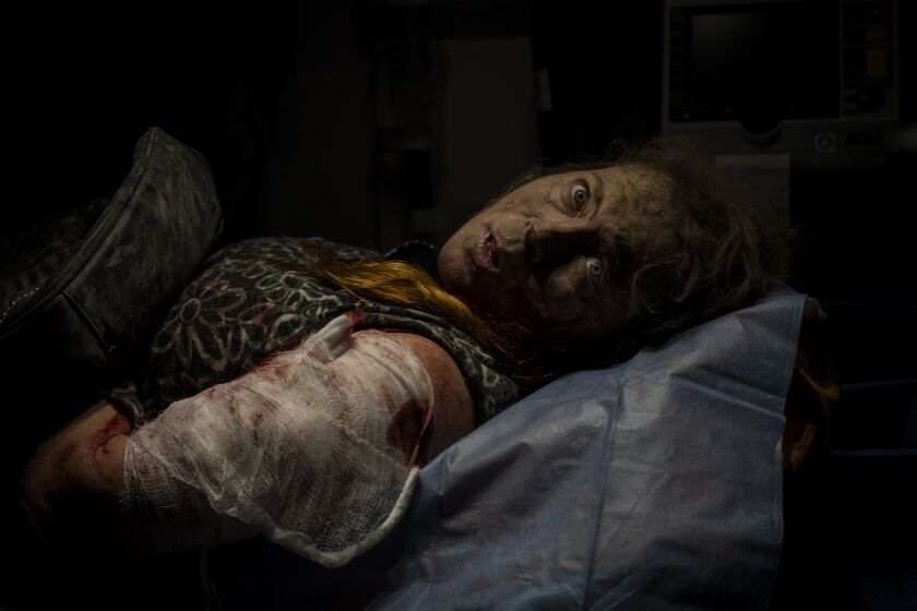 Una mujer herida tras un ataque ruso al interior de una ambulancia antes de ser llevada a un hospital en Jersón, sur de Ucrania, el jueves 24 de noviembre de 2022. (AP Foto/Bernat Armangue)