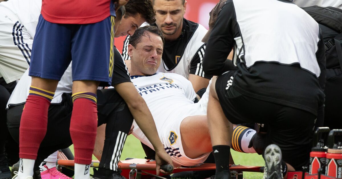 Chicharito suffers right knee injury in Galaxy’s U.S. Open Cup quarterfinal loss to Real Salt Lake