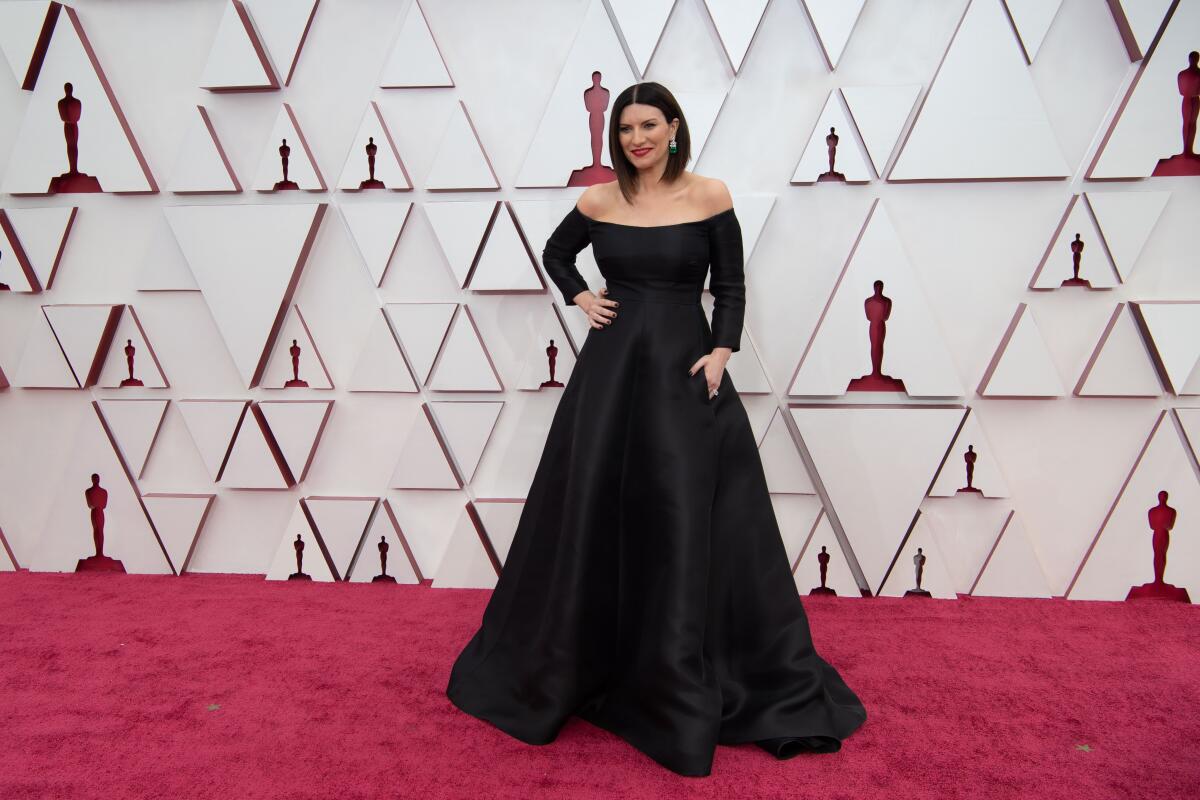 Laura Pausini en la alfombra de los Oscars 2021.