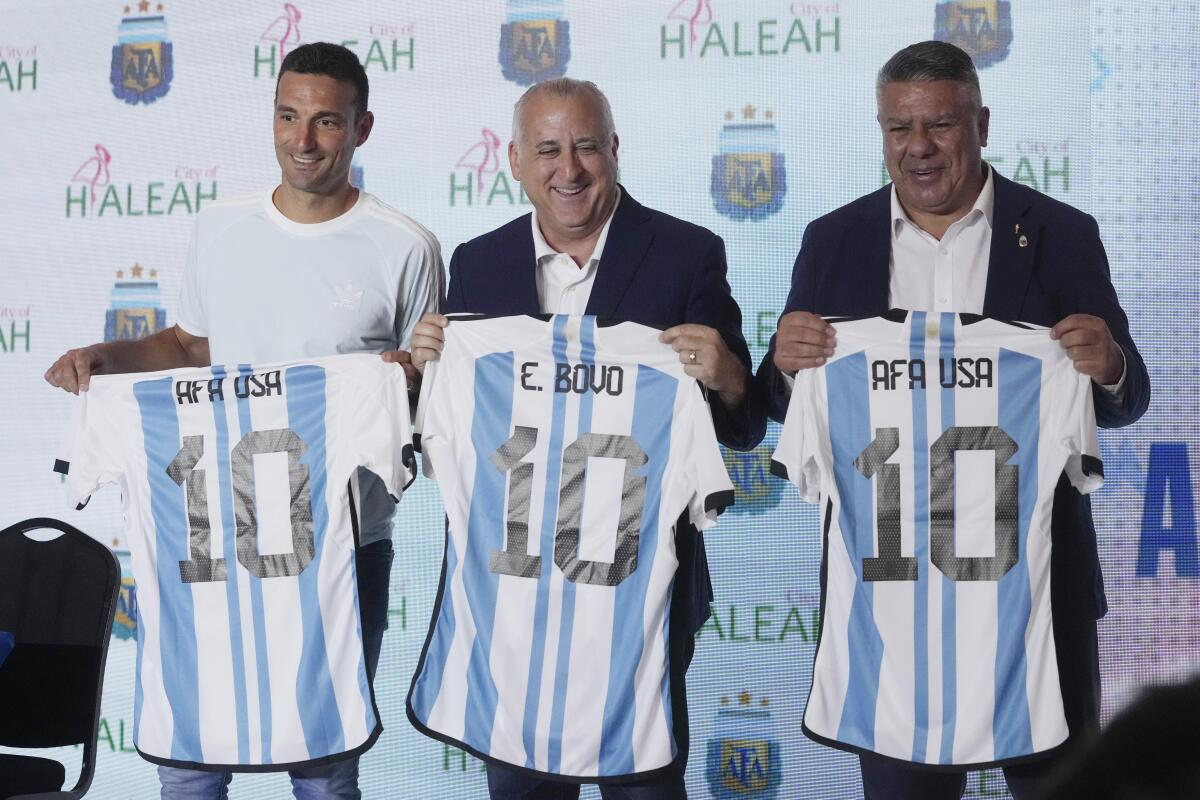 Lionel Scaloni, el director técnico de la selección argentina de fútbol, a la izquieda; Esteban Bovo, alcalde de Hialeah