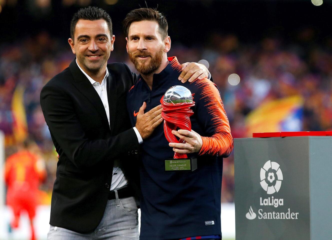 Xavi Hernández (i) y Leo Messi, premio al mejor jugador del mes, al comienzo del partido de la última jornada de Liga en Primera División que FC Barcelona y Real Sociedad disputan esta noche en el Camp Nou.