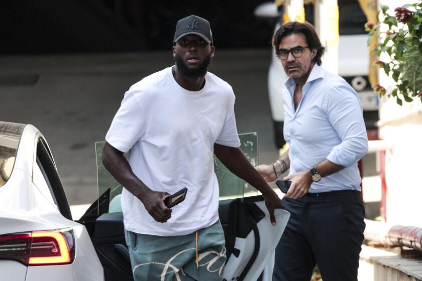 Romelu Lukaku (derecha) y su agente Federico Pastorello llegan a un hotel de Nápoles, Italia, a su fichaje con el Napoli, el jueves 29 de agosto de 2024 (Alessandro Garofalo/Lapresse vía AP)