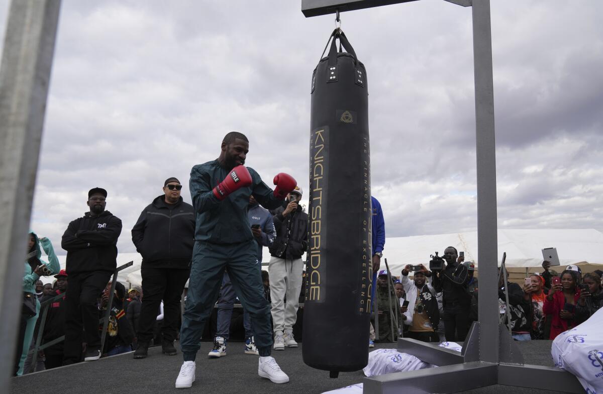 El exboxeador estadounidense Floyd Mayweather ofrece una exhibición en Harare, Zimbabue,