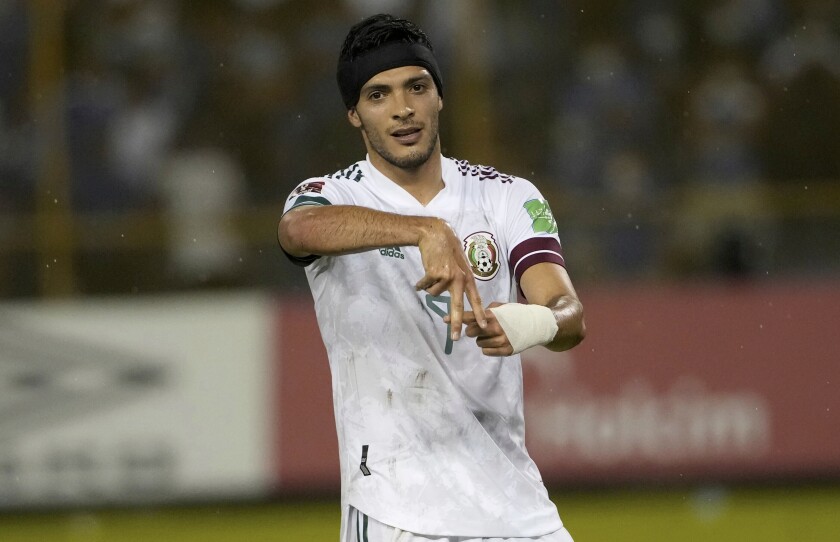 Raúl Jiménez, de la selección de México, festeja luego de conseguir el segundo tanto ante El Salvador, en un partido de la eliminatoria al Mundial, el miércoles 13 de octubre de 2021 (AP Foto/Moisés Castillo)