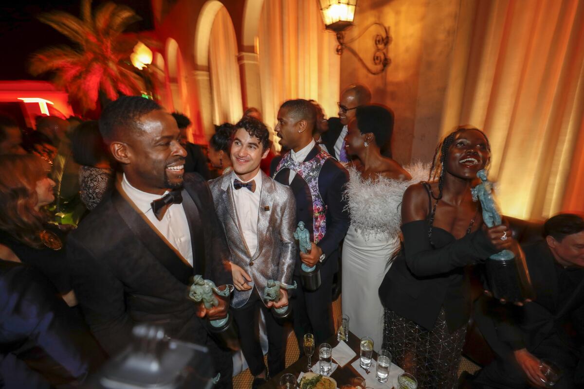 Stirling K. Brown, Darren Criss, Michael B. Jordan, Danai Gurira y Lupita Nyong'o en la fiesta que se realiza en estos momentos tras el evento del SAG.