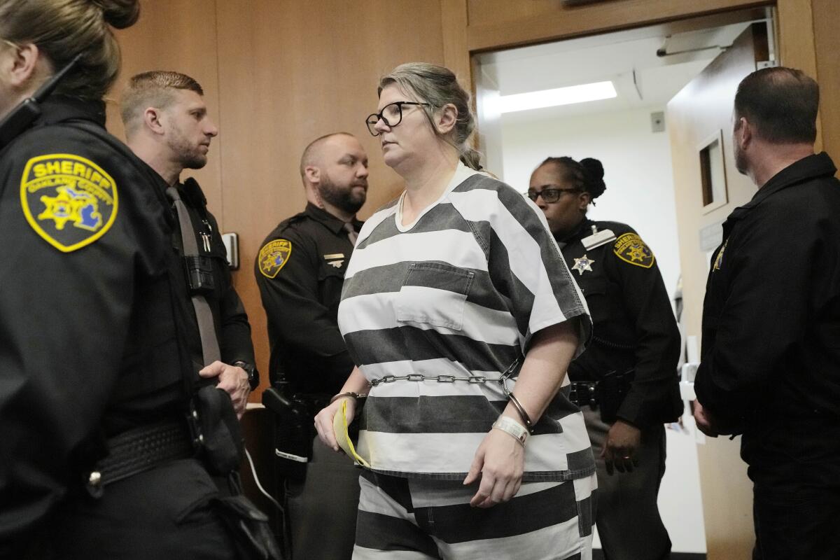 Jennifer Crumbley llega para su sentencia, el martes 9 de abril de 2024, en Pontiac, Michigan. 