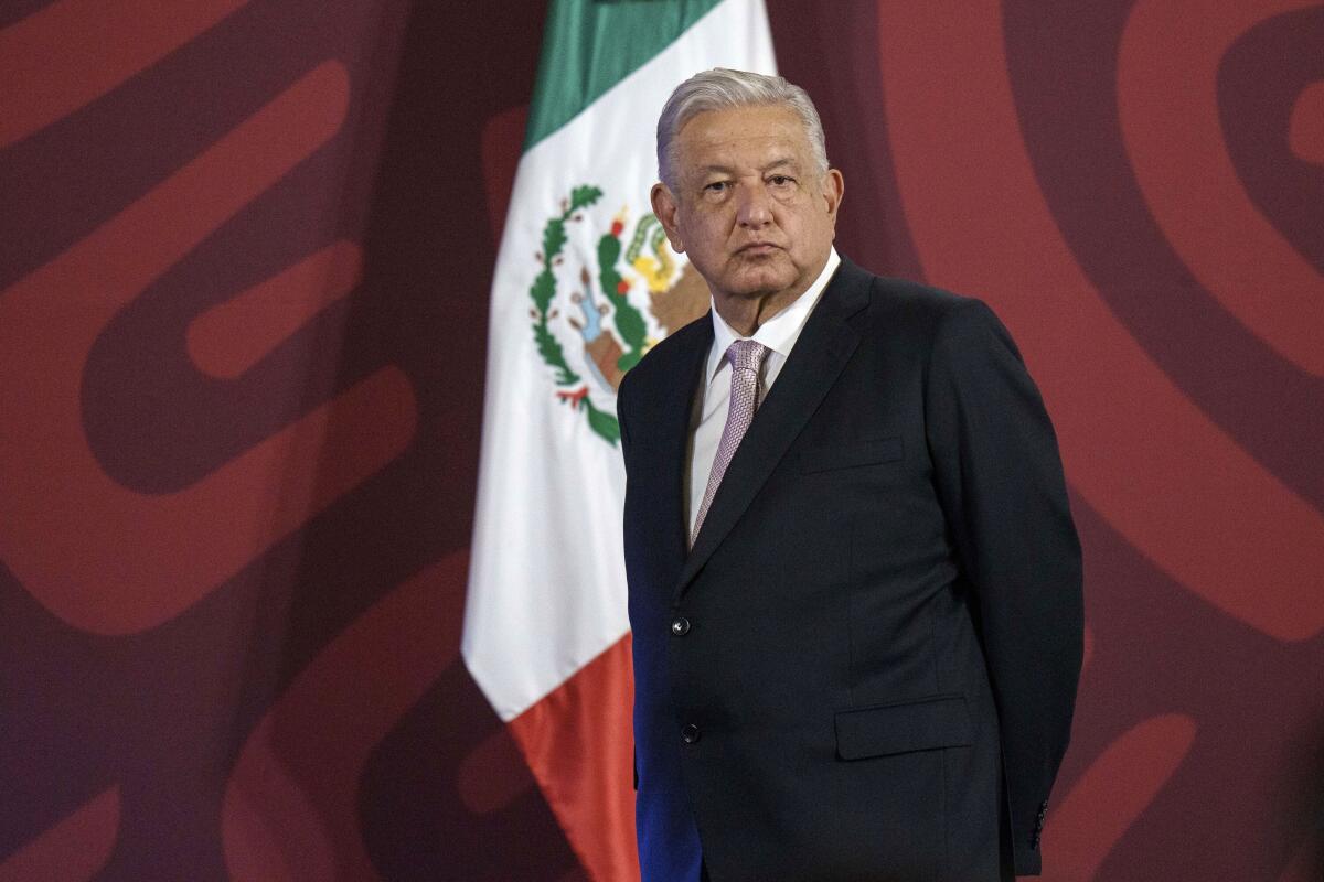 El presidente mexicano Andrés Manuel López Obrador posa desde el escenario en el que da su conferencia