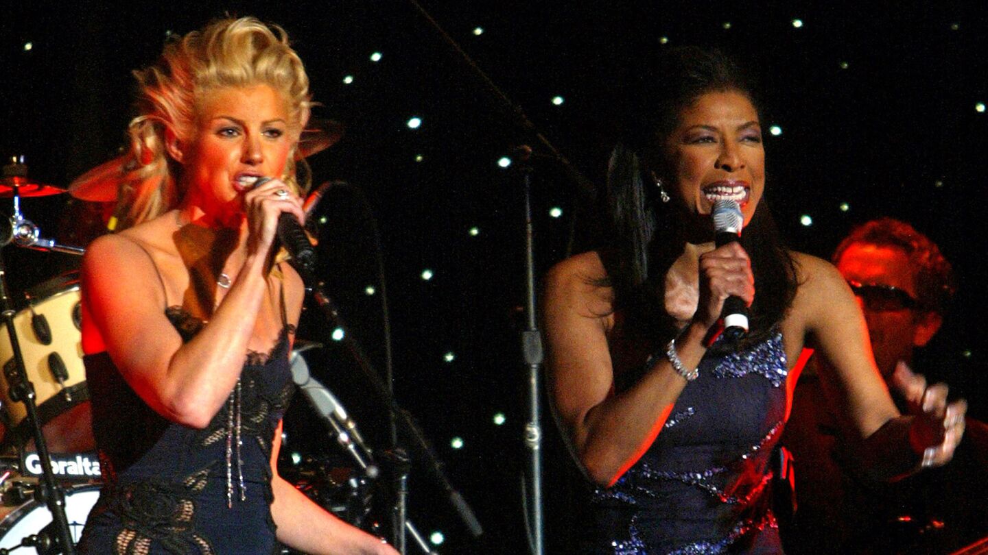 Faith Hill, left, and Natalie Cole perform in 2003 at a benefit dinner for Cedars-Sinai Medical Center.
