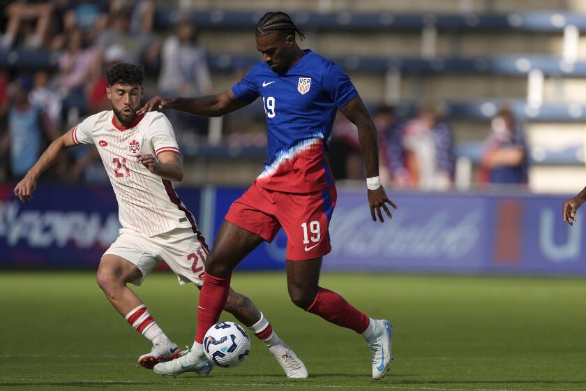 El centrocampista de Canadá, Jonathan Osorio (21) y el delantero de los Estados Unindos, Haji Wright (19) disputan el balón durante la 2da mitad del partido amistoso, el sábado 7 de septiembre de 2024, en Kansas City, Misuri. (AP Foto/Charlie Riedel)