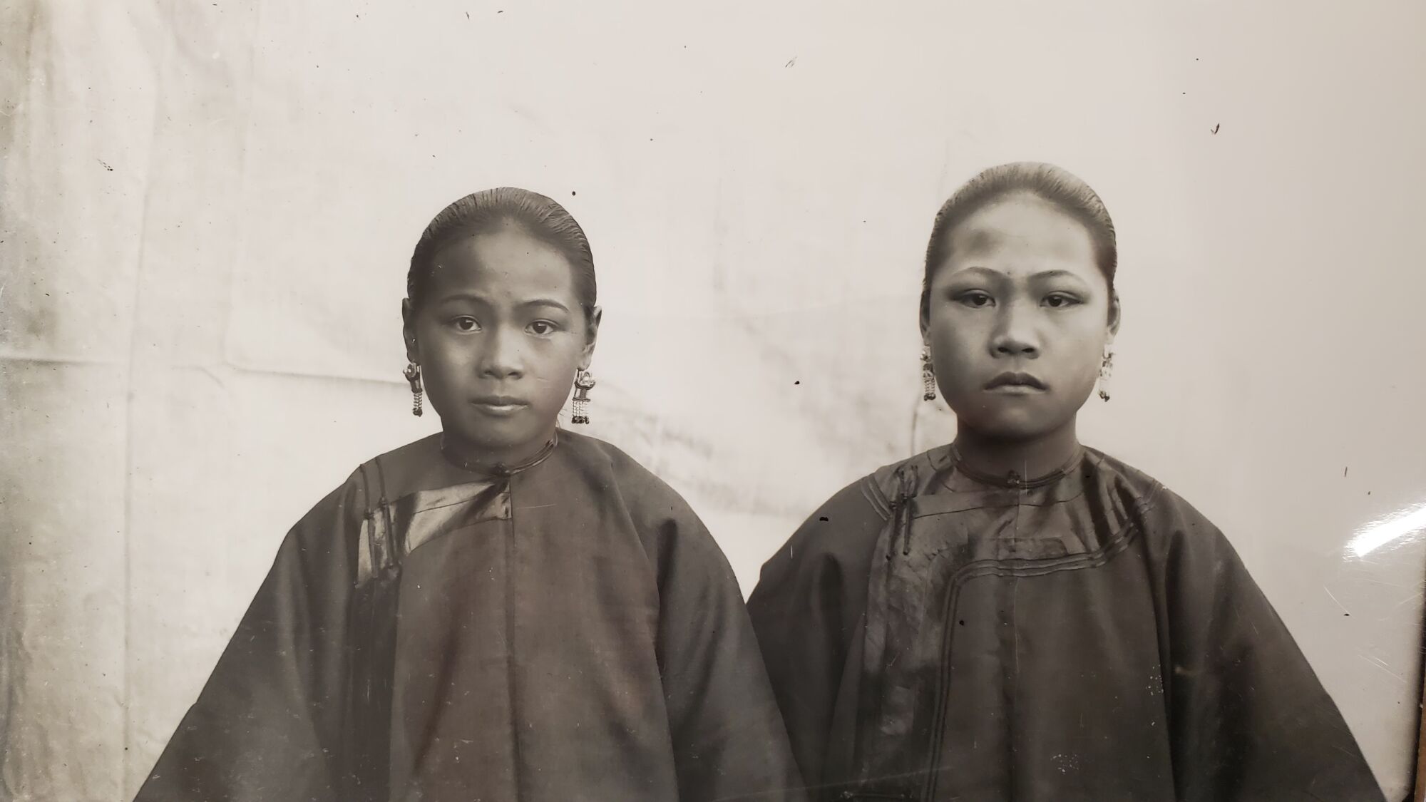 A historic black-and-white photo of two women in Chinese dress.