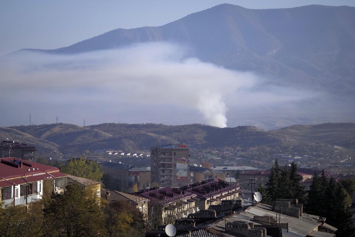 Una columna de humo se eleva tras caer proyectiles disparados por la artillería de Azerbaiyá  