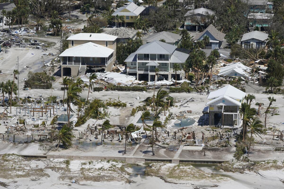 Casas dañadas y destruidas tras el paso del huracán Ian, el 29 de septiembre de 2022, en Fort Myers Beach