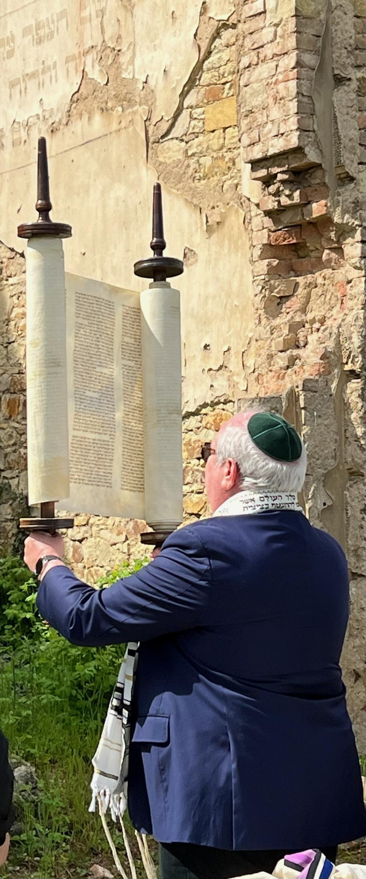 Fred Schenk lifting the Roudnice Torah scroll during the service.