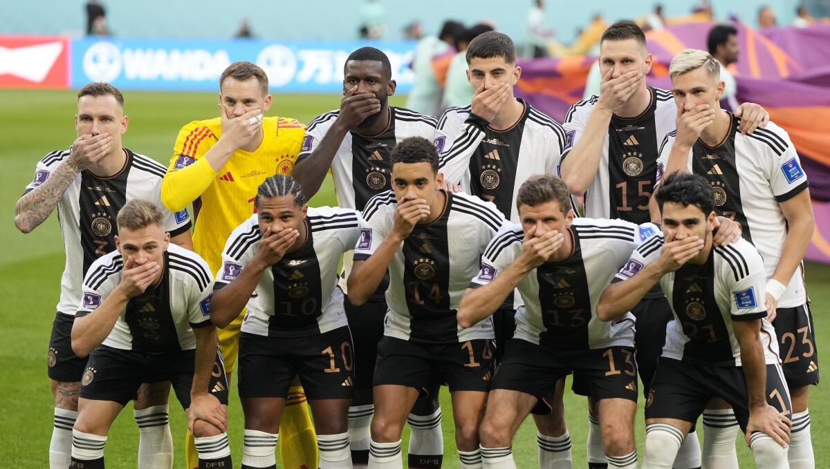 Los jugadores de Alemania se tapan la boca previo al partido contra Japón por el Grupo E del Mundial