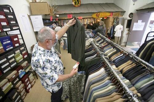 Shoppers check out reduced-price clothing at Kimmel-Meehan. Like many retailers, the Montrose store suffered from a bleak holiday shopping season exacerbated by the mortgage crisis and job insecurity.