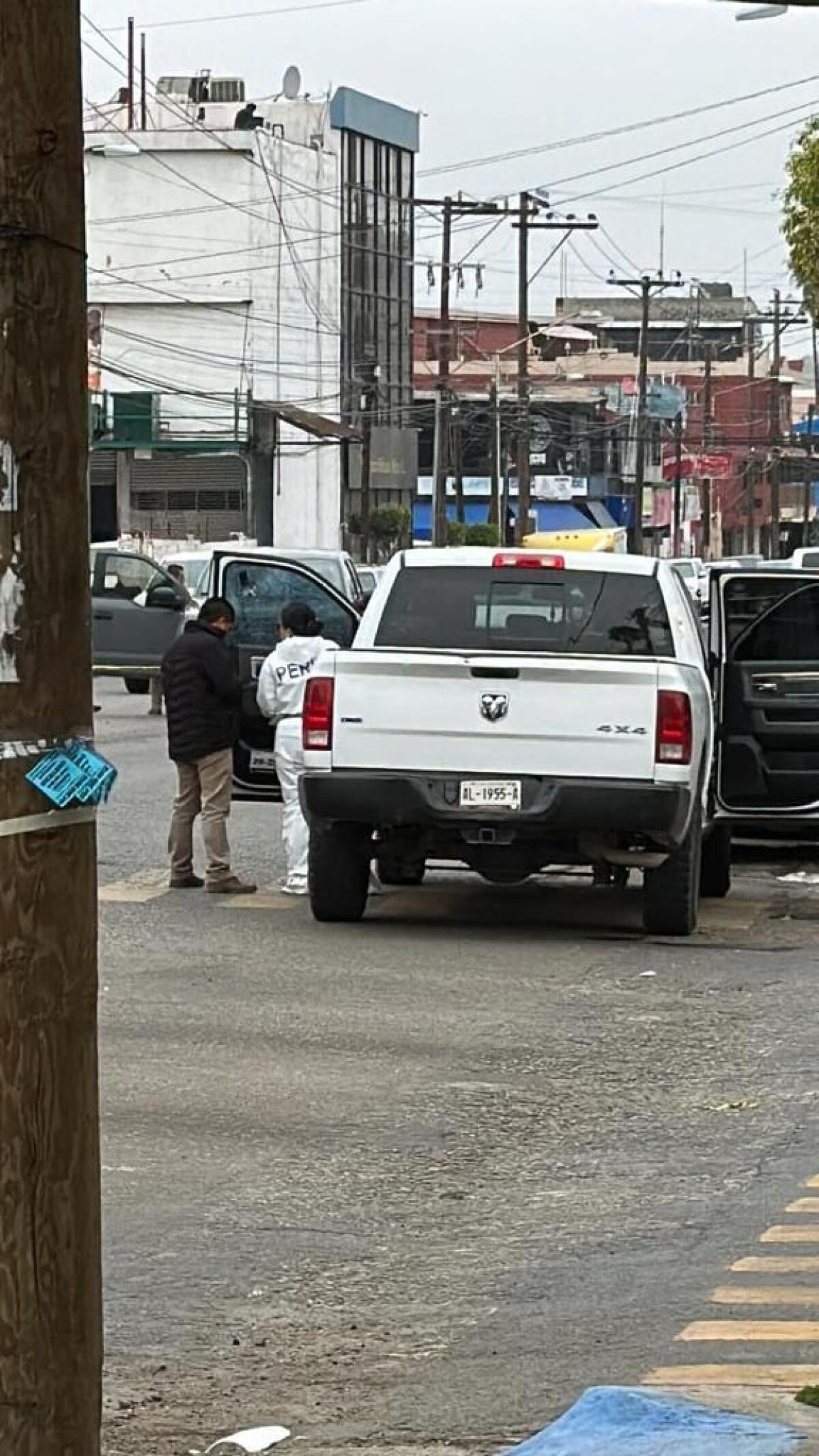 Vehículo en el que se encontraba el escolta de la alcaldesa de Tijuana Monserrat Caballero, cuando fue agredido.