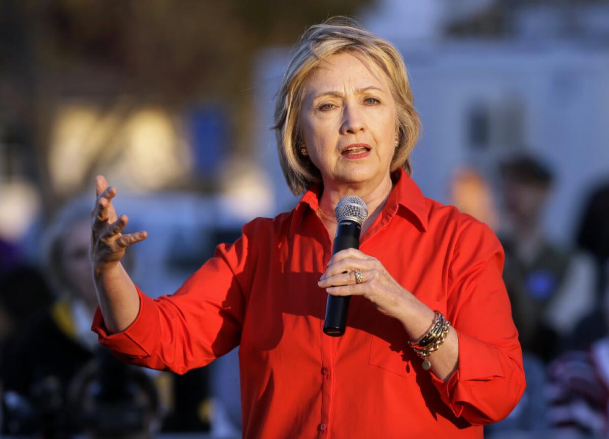 En esta imagen de archivo la aspirante a la candidatura demócrata a la presidencia de Estados Unidos, Hillary Rodham Clinton, habla en Coralville, Iowa.