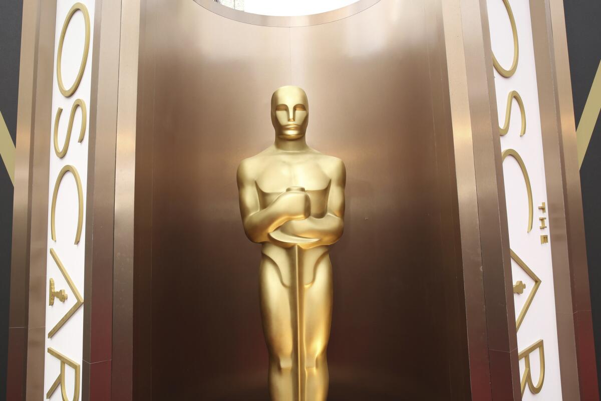 En esta foto del 2 de marzo del 2014, una estatua del Oscar decora la entrada del Teatro Dolby para la gala de premiación, en Los Angeles.