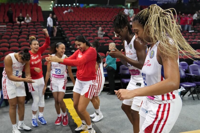 La puertorriqueña Arella Guirantes (derecha) celebra con compañeras tras derrotar a Corea del Sur en el partido del Mundial femenino de baloncesto en Sydney, Australia, el martes 27 de septiembre de 2022. (AP Foto/Mark Baker)