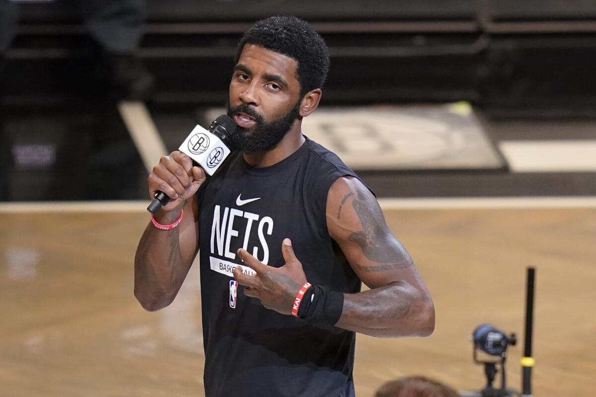 Kyrie Irving, de los Nets de Brooklyn habla antes del partido del miércoles 19 de octubre de 2022, 