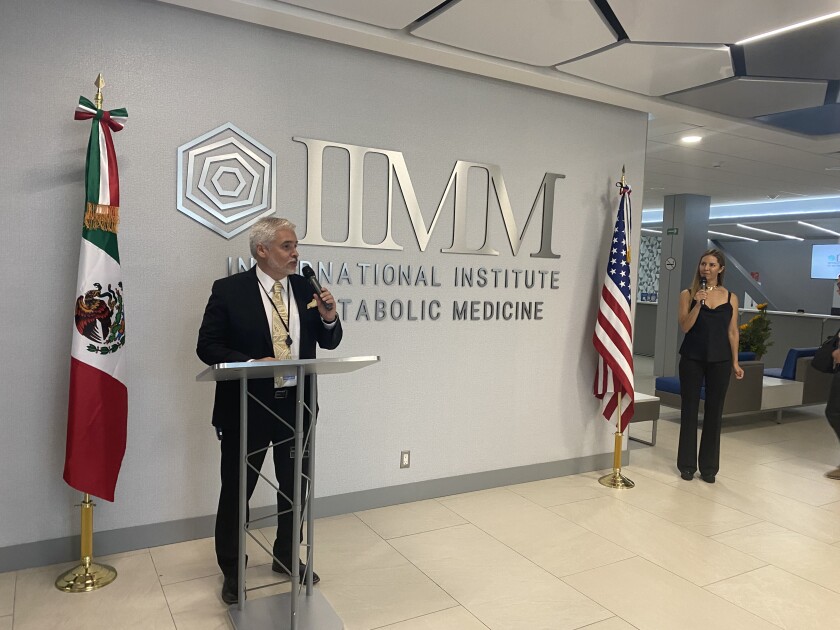 Dr. Ariel Ortiz speaking at IIMM in Tijuana