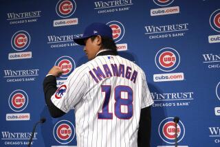 Shōta Imanaga, lanzador de los Cachorros de Chicago, posa con su jersey durante una conferencia de prensa, el viernes 12 de enero de 2024, en Chicago. El zurdo japonés se espera que se integre de inmediato a la rotación abridores del equipo, que busca regresar a los playoffs por primera vez desde 2020. (AP Foto/Nam Y. Huh)