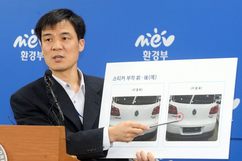 Hong Dong Gon, a South Korean environment ministry official, holds a briefing at the Sejong government complex in Seoul to announce a recall of VW vehicles on Nov. 26.